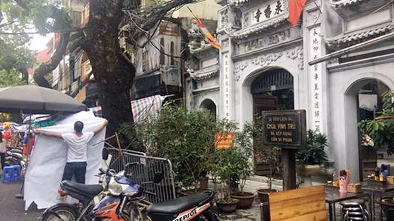 Trước cổng chùa Vĩnh Trù (59 Hàng Lược, Hà Nội) diễn ra tình trạng lấn chiếm hành lang để kinh doanh, buôn bán.