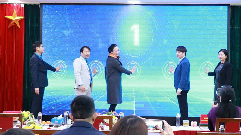 Bấm nút khai mạc Giải chạy bộ.