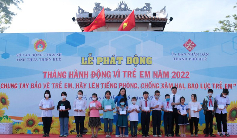 Trao học bổng cho trẻ em khó khăn ở các cơ sở, trung tâm bảo trợ xã hội đã đạt thành tích cao trong học tập tại Tháng hành động vì trẻ em năm 2022. (Ảnh: Công Hậu)