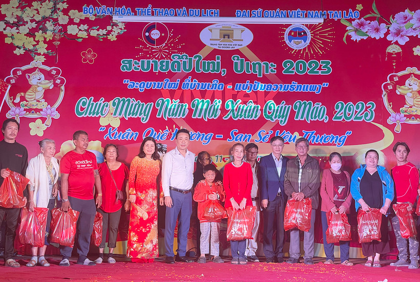Ban Tổ chức trao quà cho kiều bào có hoàn cảnh khó khăn. (Ảnh: Hải Tiến)