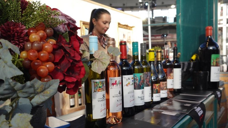 Các sản phẩm rượu vang được trưng bày tại hội chợ Wine Vision by Open Balkan (Ảnh: Tân Hoa xã)