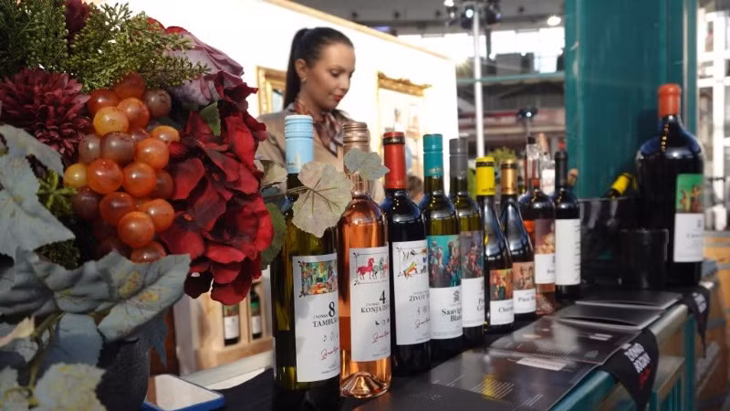 Các sản phẩm rượu vang được trưng bày tại hội chợ Wine Vision by Open Balkan (Ảnh: Tân Hoa xã)