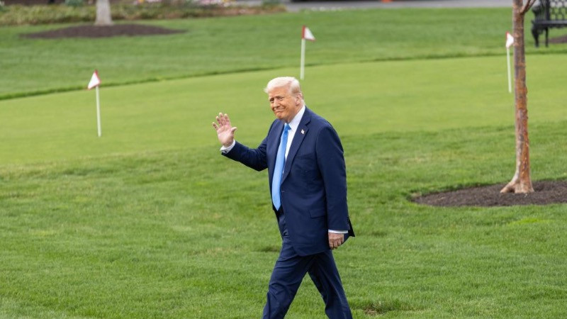 Tổng thống Mỹ Donald Trump vẫy tay chào báo chí khi chuẩn bị lên trực thăng Marine One tại Nhà Trắng ở Washington, D.C., vào ngày 28/3. (Ảnh: Tân Hoa xã)
