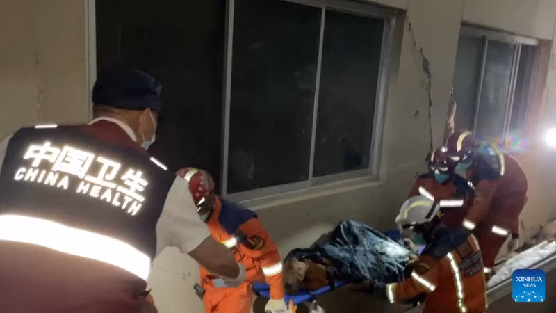 Một đội cứu hộ đến từ tỉnh Vân Nam, Trung Quốc, phối hợp cùng lực lượng cứu hộ của Myanmar, đã đưa một cụ ông ra khỏi khu vực bị ảnh hưởng bởi động đất ở Nay Pyi Taw vào lúc 5 giờ sáng ngày 30/3/2025 theo giờ địa phương (Ảnh: Tân Hoa xã)