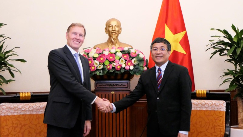 Thứ trưởng Thường trực Ngoại giao Nguyễn Minh Vũ tiếp Phó Chủ tịch điều hành quốc tế tập đoàn Airbus Wouter Van Wersch. (Ảnh: Bộ Ngoại giao)