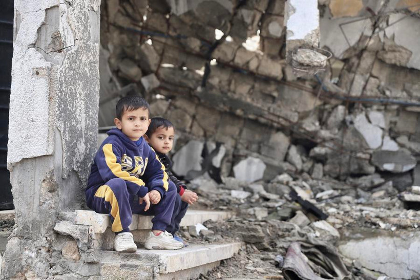 Hai em nhỏ bên một tòa nhà đổ nát ở Gaza. (Ảnh: Tân Hoa xã)