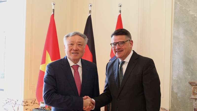 Phó Thủ tướng Thường trực Chính phủ Nguyễn Hòa Bình và ông Boris Rhein, Thủ hiến bang Hessen, Đức. (Ảnh: Bộ Ngoại giao) 