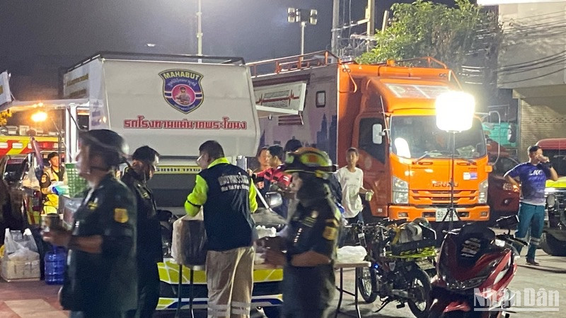 Hoạt động cứu hộ những nạn nhân bị mắc kẹt tại một toà nhà sụp đổ ở Bangkok, Thái Lan. (Ảnh: Xuân Sơn)