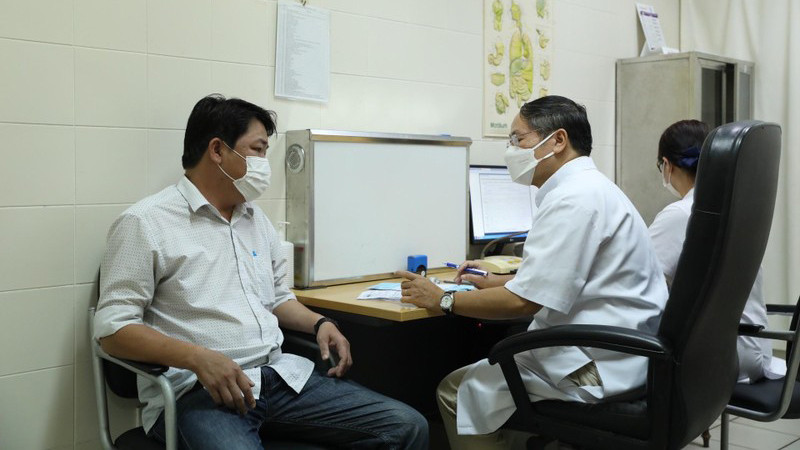 Khám, tư vấn cho người bệnh tại Bệnh viện Trung ương Huế. (Ảnh: nhandan.vn)