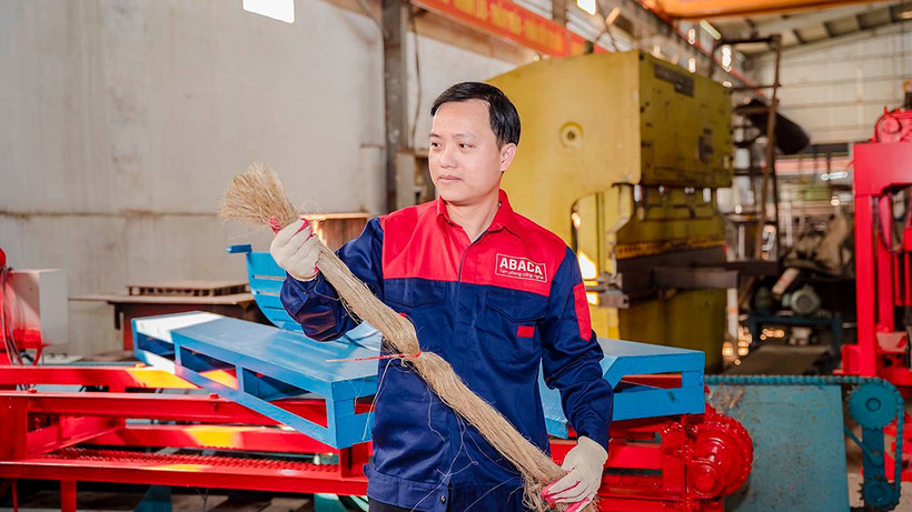 Kỹ sư Hồ Xuân Vinh ở Quỳnh Lưu (Nghệ An) sáng chế máy tách sợi từ thân cây chuối và lá dừa, đoạt Giải ba Hội thi sáng tạo kỹ thuật tỉnh Nghệ An lần thứ 16 (năm 2021). 