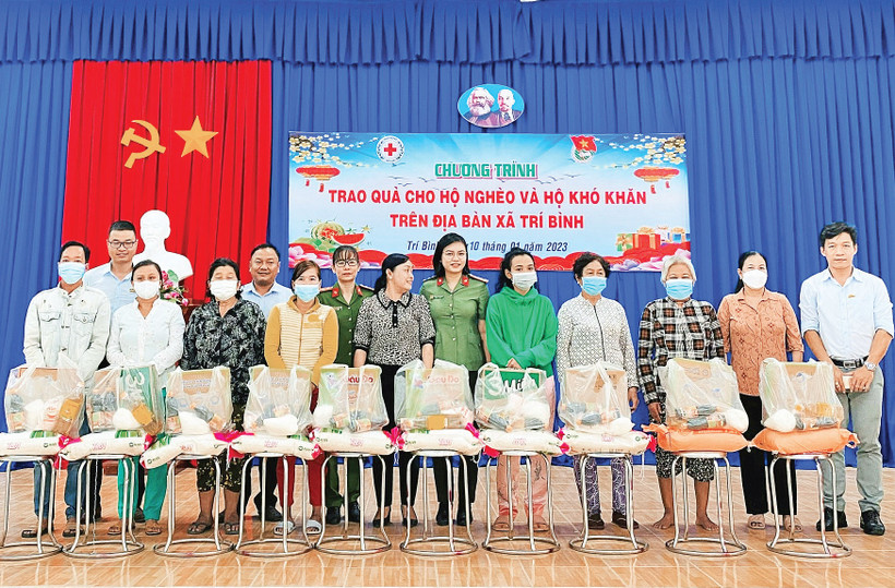 Đại úy Trương Thị Tuyết Nhung, Công an tỉnh Tây Ninh (thứ sáu từ phải sang), tấm gương điển hình học tập và làm theo tư tưởng, phong cách Hồ Chí Minh.