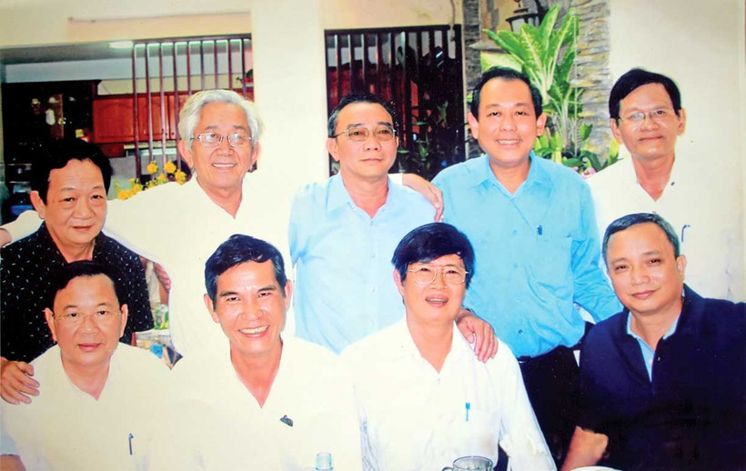 Ông Mười Thắng (hàng sau, ngoài cùng bên phải) cùng đồng đội A10.