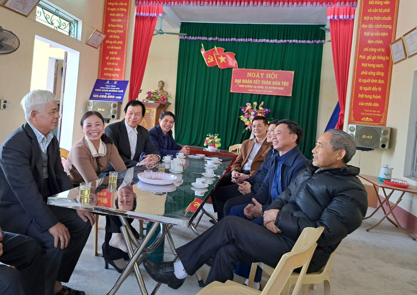 Các đảng viên Chi bộ thôn Bương Hạ Đông, xã Quỳnh Ngọc, huyện Quỳnh Phụ trao đổi kinh nghiệm trong vận động, tuyên truyền xây dựng mô hình chi bộ kiểu mẫu.