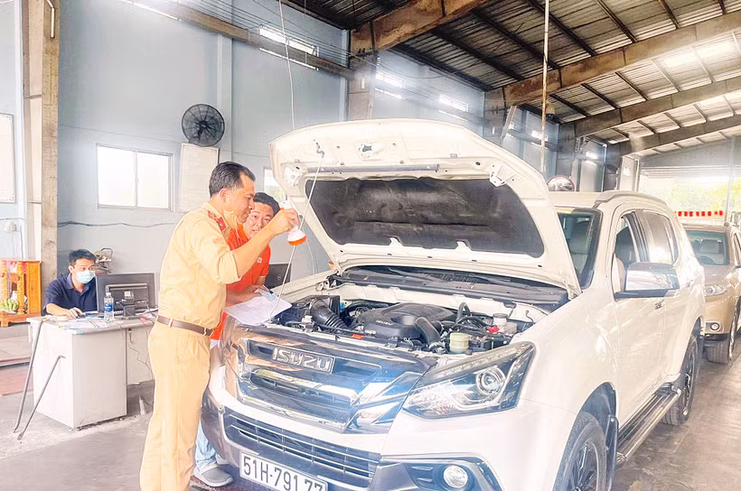 Lực lượng cảnh sát giao thông tăng cường hỗ trợ tại Trung tâm đăng kiểm ô-tô 50-03V. (Ảnh THẾ ANH)