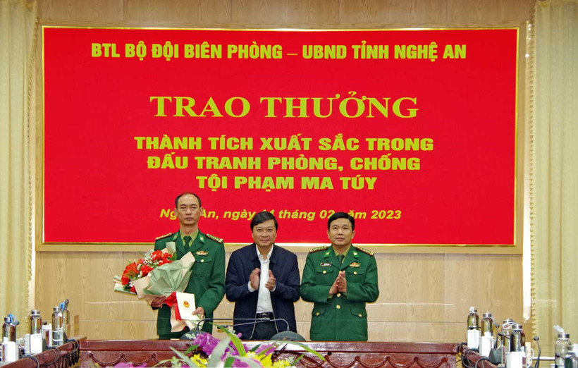 Lãnh đạo UBND tỉnh Nghệ An trao thưởng cho lãnh đạo Bộ đội Biên phòng tỉnh Nghệ An và Ban chuyên án lập thành tích xuất sắc trong đấu tranh phòng, chống tội phạm ma túy.