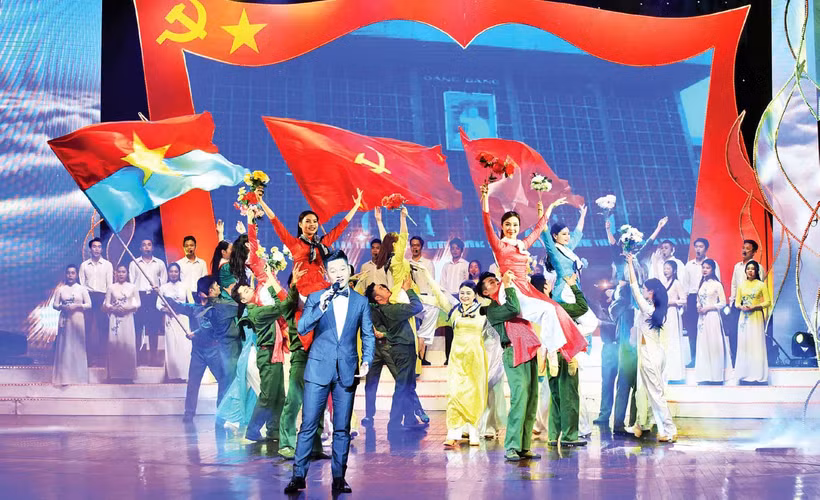 Tiết mục văn nghệ ca ngợi Đảng quang vinh, tình yêu quê hương đất nước. Ảnh | TRẦN HẢI