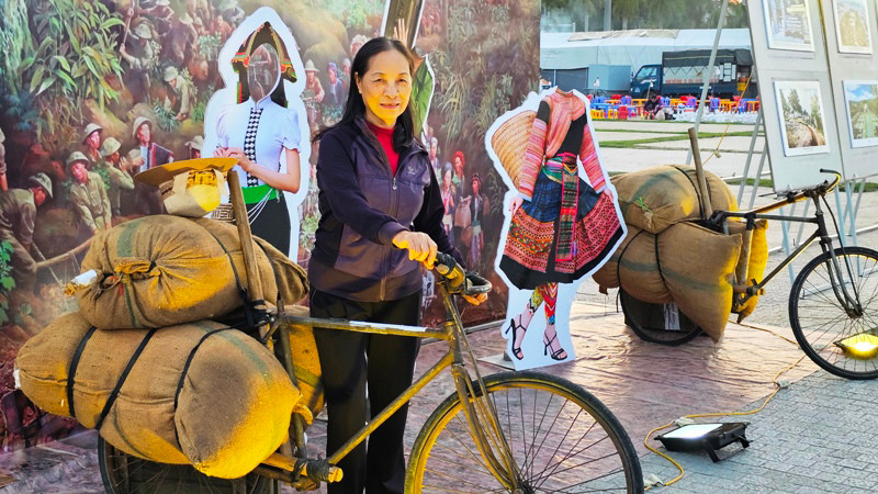  Người dân thành phố Thanh Hóa trải nghiệm chiếc xe đạp thồ lịch sử trưng bày, giới thiệu tại quảng trường Lam Sơn. (Ảnh: MAI LUẬN)
