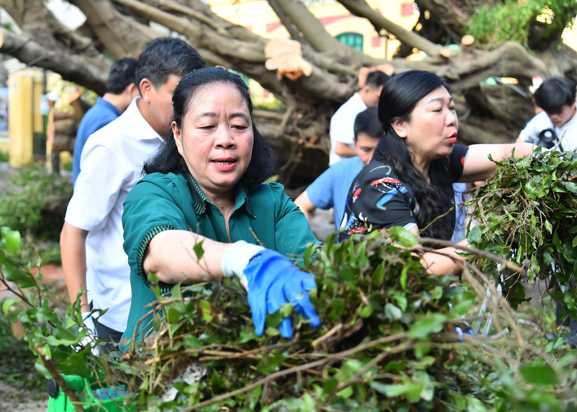 Bí thư Thành ủy Hà Nội Bùi Thị Minh Hoài và lãnh đạo thành phố tham gia vệ sinh môi trường cùng người dân tại khu vực phố Trần Hưng Đạo - Bà Triệu. 