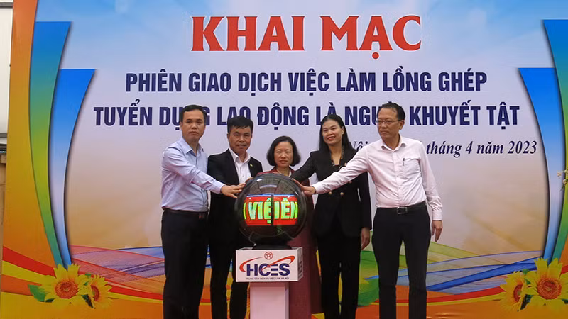 Nhấn nút khai mạc phiên giao dịch việc làm lồng ghép tuyển dụng lao động là người khuyết tật. (Ảnh: Ngân Anh)