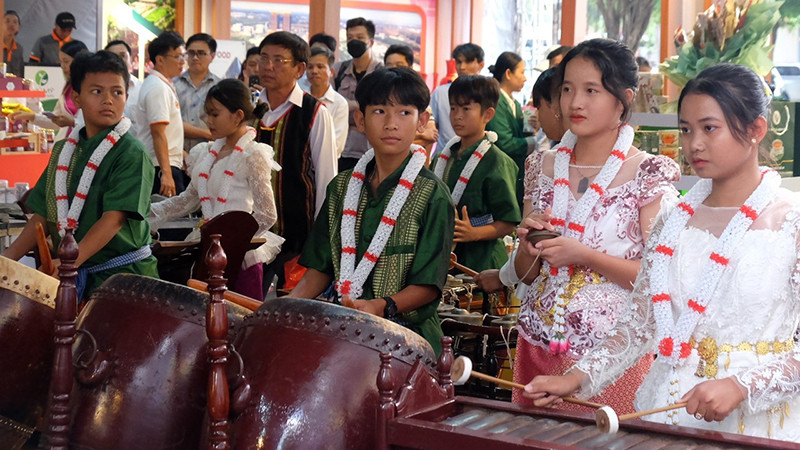 Học sinh Trường phổ thông dân tộc nội trú Trung học phổ thông Bình Phước biểu diễn nhạc cụ dân tộc truyền thống. (Ảnh: Nhất Sơn)