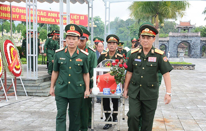 Lễ truy điệu và an táng hài cốt liệt sĩ quân tình nguyện Việt Nam hy sinh tại nước Cộng hòa Dân chủ nhân dân Lào tại Nghĩa trang Liệt sĩ Tông Khao, tỉnh Điện Biên. Ảnh: Hà Khánh