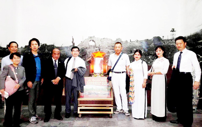 Hội Hòa bình và Hữu nghị Hiroshima-Việt Nam tặng hạc giấy, biểu tượng ước nguyện hòa bình cho Di tích lịch sử quốc gia đặc biệt Thành cổ Quảng Trị.