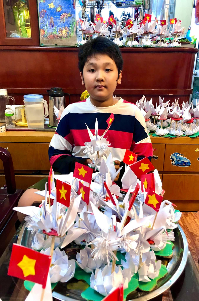 Cháu Kiều Chấn Long bên những món quà chứa đầy cảm xúc gửi ra Trường Sa. Ảnh: Trần Thành 