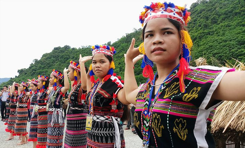 Các cô gái dân tộc Cơ Tu trong trang phục truyền thống.