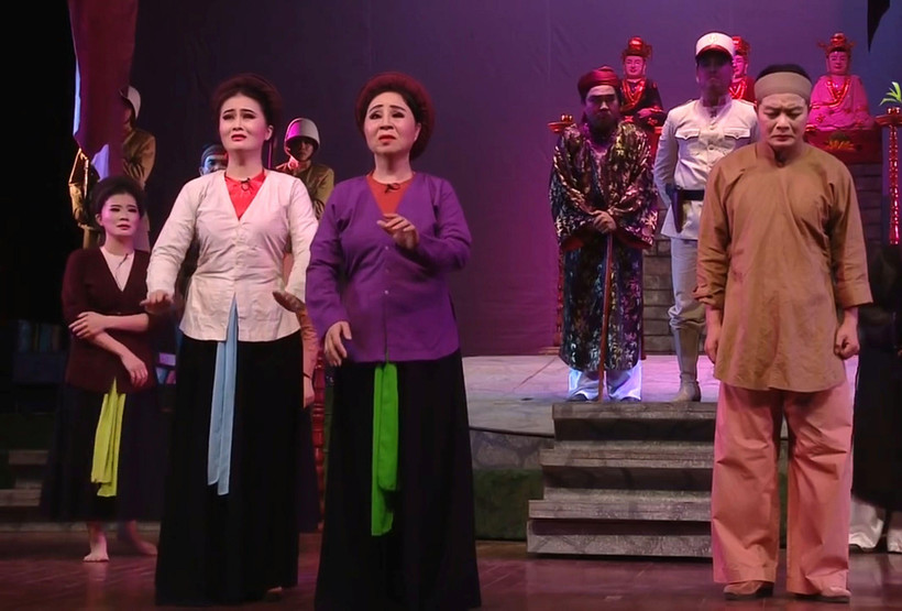 Nghệ sĩ Nhân dân Minh Thu (hàng trước, thứ hai từ trái sang) trong vở chèo Bắc Lệ đền thiêng. Ảnh: NVCC 