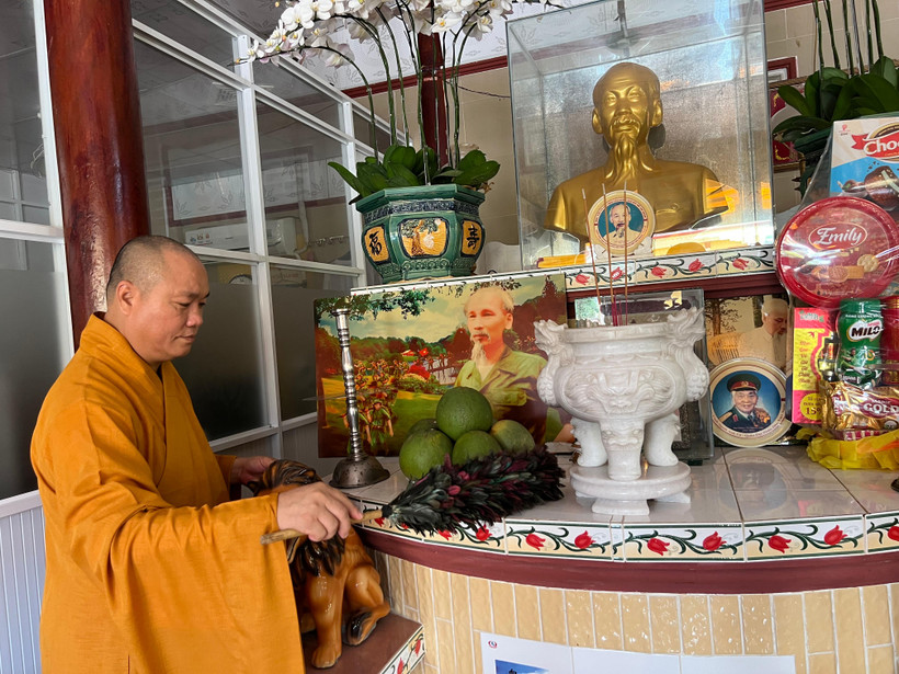 Đại đức Thích Phước Chí trao quà cho hộ nghèo tại địa phương.