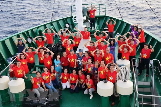 Hơn 40 kiều bào đến từ 17 quốc gia trên thế giới thăm quân và dân huyện đảo Trường Sa và Nhà giàn DK1