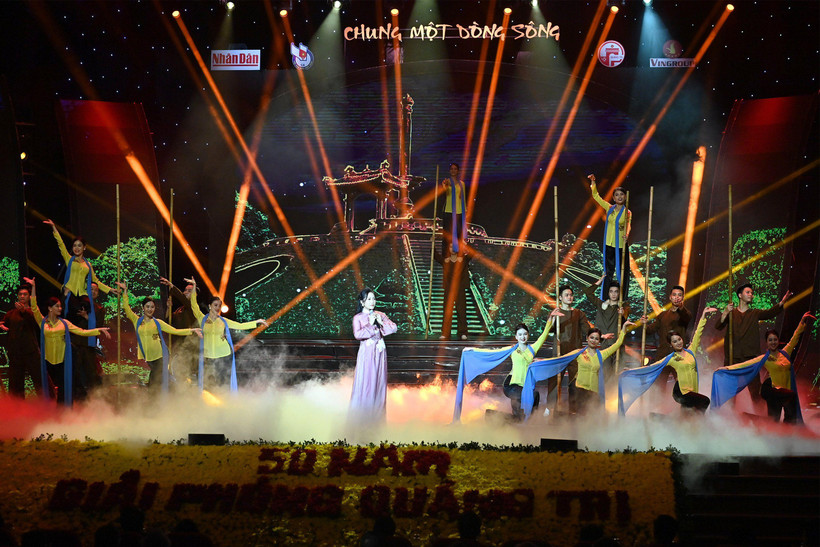 Một tiết mục trong chương trình giao lưu nghệ thuật "Chung một dòng sông". Ảnh: Anh Sơn