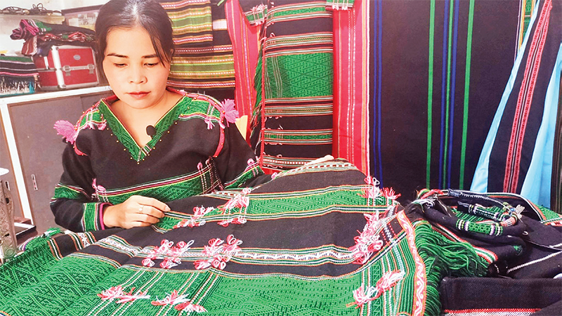 Chị H’Her đưa sắc màu thổ cẩm Mơ Nông vươn xa hơn bằng sự sáng tạo độc đáo.