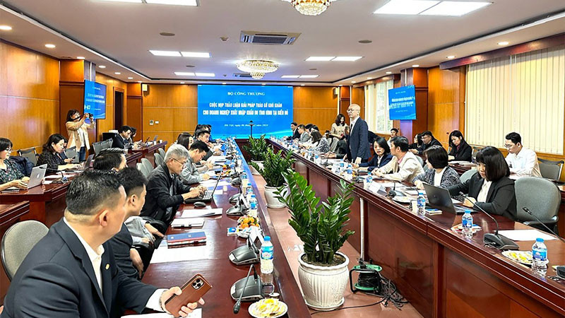 Các đại biểu dự cuộc họp thảo luận giải pháp tháo gỡ khó khăn cho doanh nghiệp xuất nhập khẩu do tình hình tại Biển Đỏ. (Ảnh THU TRANG)