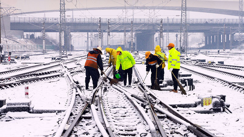 Dọn tuyết trên tuyến đường sắt ở tỉnh An Huy, phía đông Trung Quốc.
