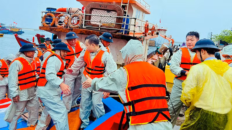 Các cán bộ, chiến sĩ Vùng 3 Hải quân thăm, chúc Tết trên huyện đảo Lý Sơn (Quảng Ngãi) nhân dịp Tết Nguyên đán Giáp Thìn năm 2024.