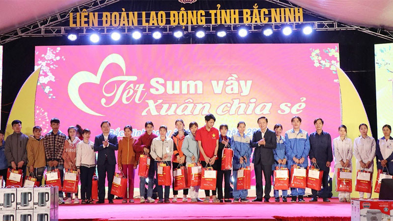 Các đồng chí lãnh đạo Trung ương và tỉnh trao những phần quà Tết tới người lao động có hoàn cảnh khó khăn.