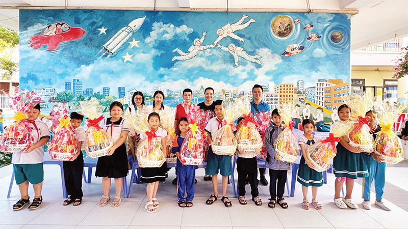 Từ sự kết nối của thầy giáo Hùng, các nhà hảo tâm đã trao tặng nhiều suất quà Tết cho học sinh vượt khó, học giỏi.