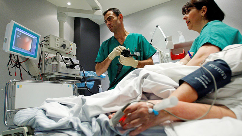 Các bác sĩ siêu âm cho bệnh nhân tại một bệnh viện ở Marseille, Pháp. (Ảnh REUTERS)