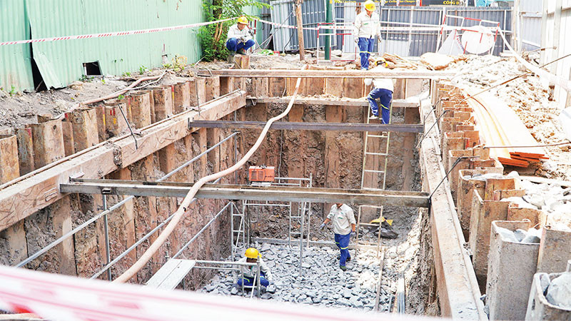 Thi công di dời hệ thống điện tại trạm điện Tao Đàn, thuộc nhà ga Tao Đàn, Quận 1 của tuyến Metro số 2 .