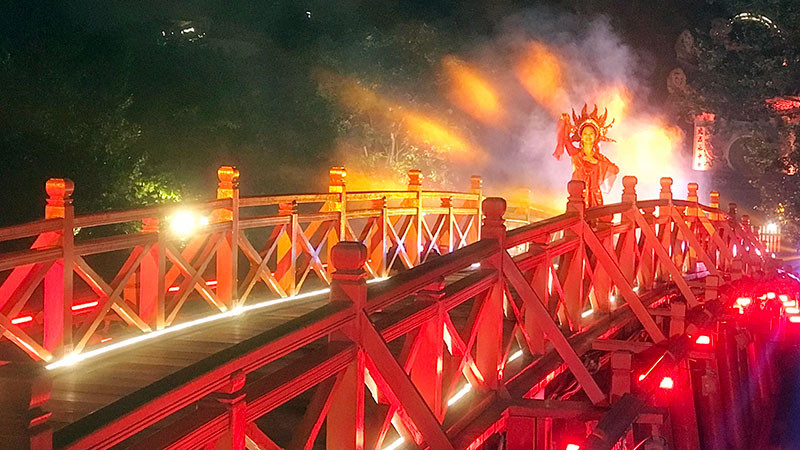 Tiết mục nghệ thuật trong chương trình trải nghiệm “Ngọc Sơn đêm huyền bí” tại đền Ngọc Sơn, hồ Hoàn Kiếm, Hà Nội. (Ảnh TC)