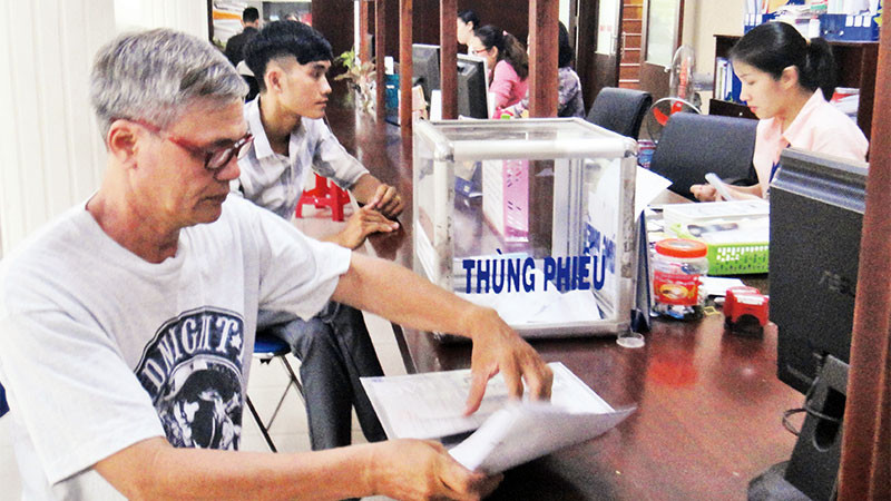 Người dân giải quyết thủ tục hành chính tại phường Tân Sơn Nhì, quận Tân Phú.