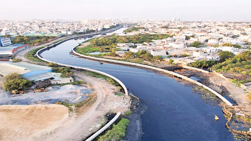 Một đoạn kênh Tham Lương đang được cải tạo.