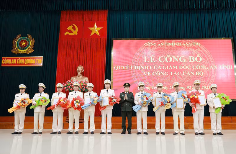 Đại tá Vũ Văn Đấu, Giám đốc Công an tỉnh Quảng Trị trao quyết định cho các trưởng phòng nghiệp vụ.