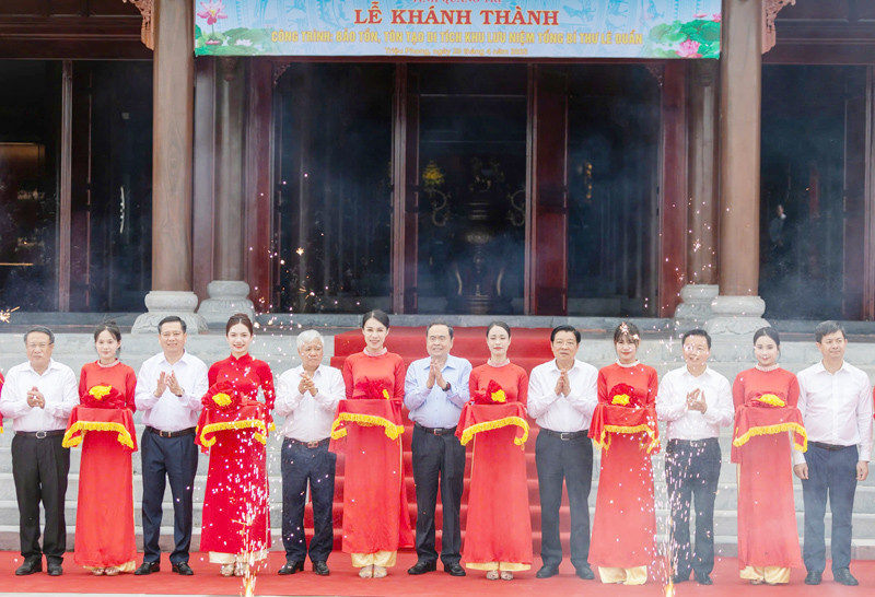 Chủ tịch Quốc hội Trần Thanh Mẫn và các đại biểu cắt băng khánh thành Công trình bảo tồn, tôn tạo Di tích Khu lưu niệm Tổng Bí thư Lê Duẩn.
