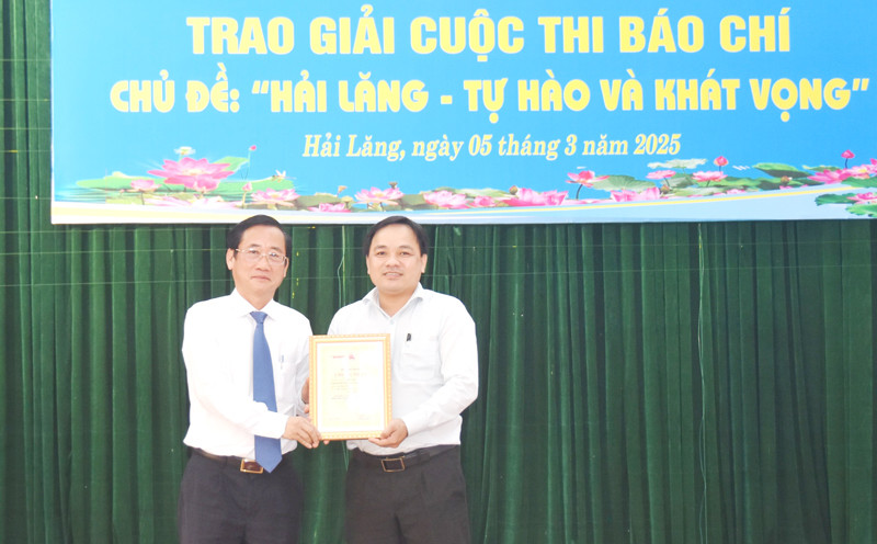 Trưởng Ban Tuyên giáo và Dân vận Tỉnh ủy Quảng Trị Hồ Đại Nam (bên trái) trao giải A cho tác giả.