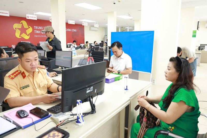 Lực lượng Công an làm thủ tục cấp đổi giấy phép lái xe cho người dân.