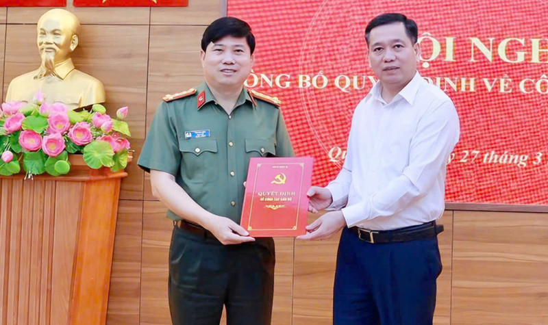 Bí thư Tỉnh ủy tỉnh Quảng Trị Nguyễn Long Hải trao quyết định cho Đại tá Vũ Văn Đấu.