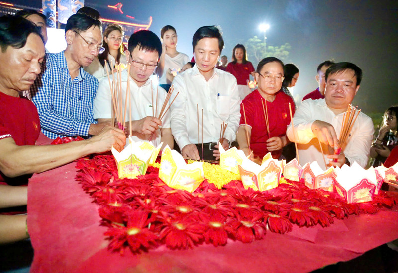 Ban Tổ chức giải dâng hoa đăng cho các Anh hùng liệt sĩ.
