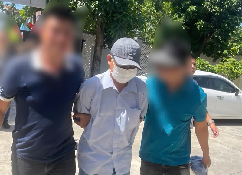 Đối tượng Võ Thế Hùng (đứng giữa).
